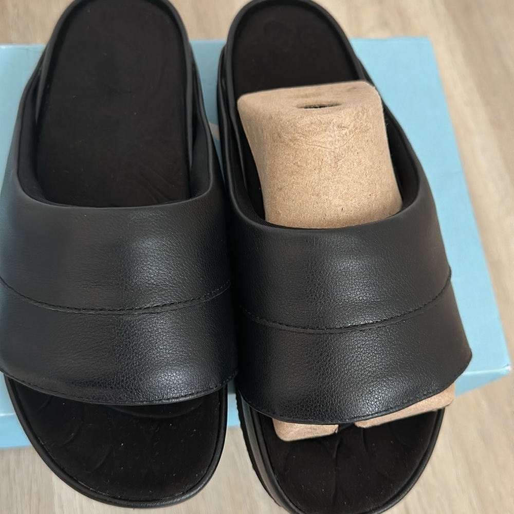 Saysh black slide size 7 purchased from Athleta store New in box